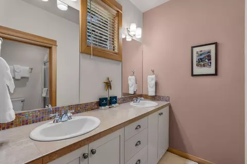 Bath - 57124 Evergreen Loop #33, Sunriver, OR 97707 photo 1 of 3