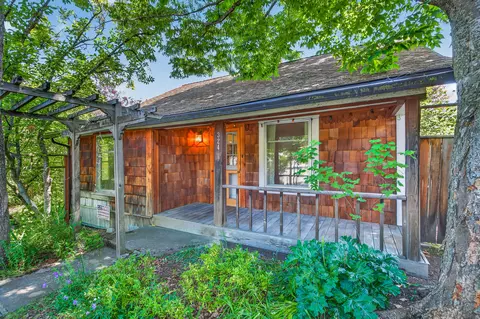 324 Liberty St, Ashland, OR 97520