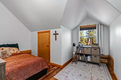 Bedroom - 16443 Dea Dr, Bend, OR 97703 photo 3 of 5