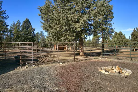 Exterior - 16443 Dea Dr, Bend, OR 97703 photo 11 of 26