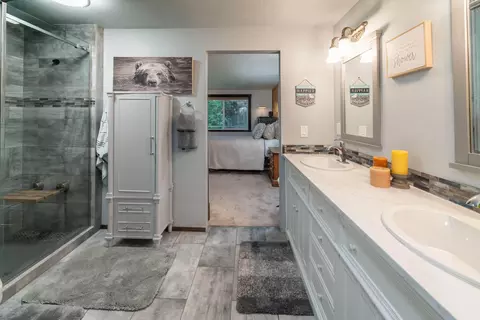Bath - 21025 Denning Dr, Bend, OR 97702 photo 1 of 2