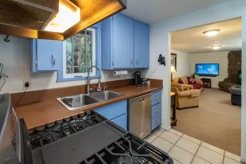 Kitchen - 21025 Denning Dr, Bend, OR 97702 photo 2 of 2