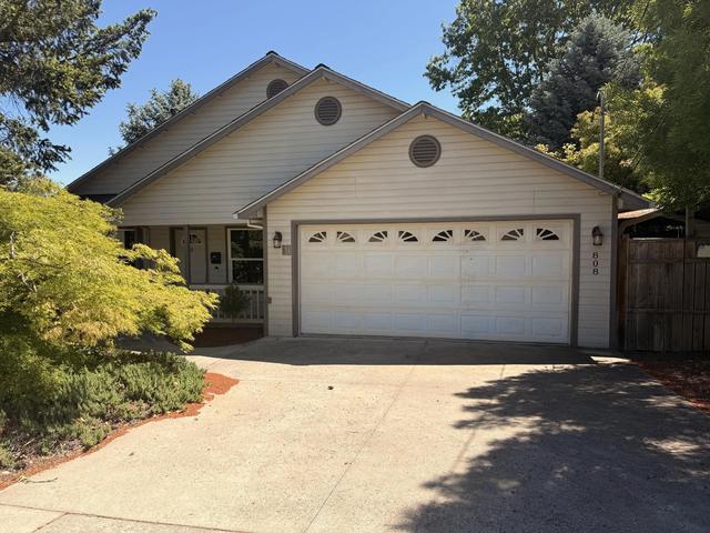 808 N Keene Way Dr, Medford, OR 97504