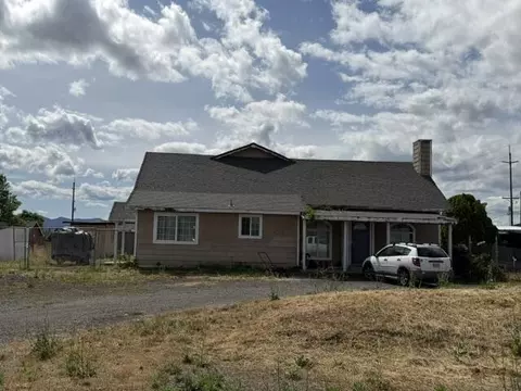 7465 Table Rock Ter, Central Point, OR 97502