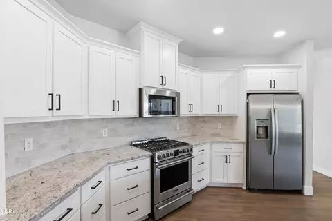 Kitchen - 409 Sand Pointe Dr, Central Point, OR 97502 photo 2 of 5