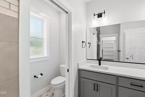 Bath - 409 Sand Pointe Dr, Central Point, OR 97502 photo 1 of 3