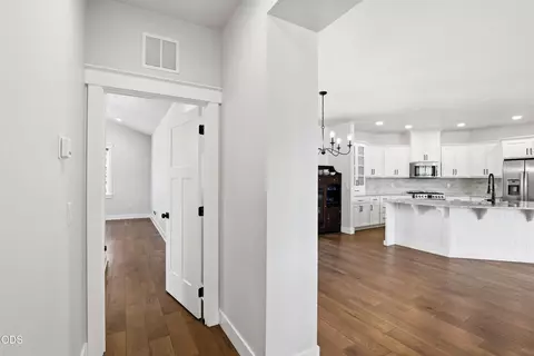 Entry Way - 409 Sand Pointe Dr, Central Point, OR 97502 photo 2 of 4