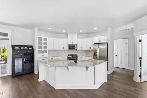 Kitchen - 409 Sand Pointe Dr, Central Point, OR 97502 photo 5 of 5