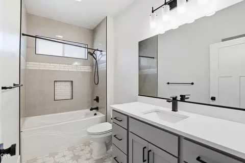 Bath - 409 Sand Pointe Dr, Central Point, OR 97502 photo 3 of 3