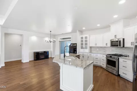 Kitchen - 409 Sand Pointe Dr, Central Point, OR 97502 photo 4 of 5