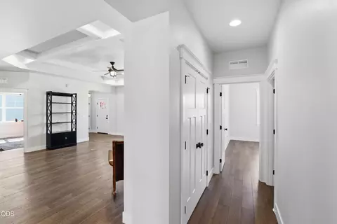 Entry Way - 409 Sand Pointe Dr, Central Point, OR 97502 photo 3 of 4