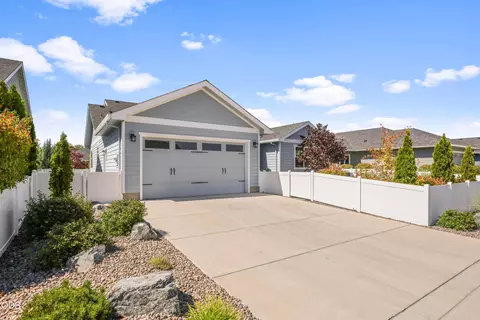 Exterior - 409 Sand Pointe Dr, Central Point, OR 97502 photo 6 of 7