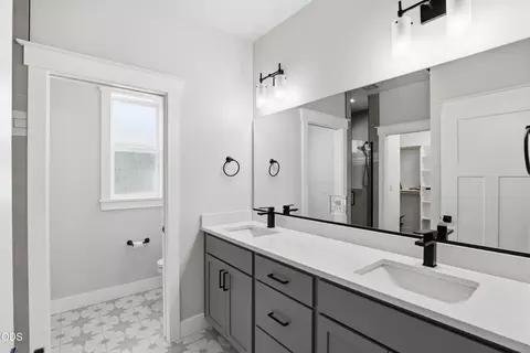 Bath - 409 Sand Pointe Dr, Central Point, OR 97502 photo 2 of 3
