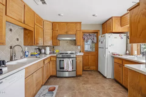 Kitchen - 1299 Or-234, Eagle Point, OR 97524 photo 1 of 3