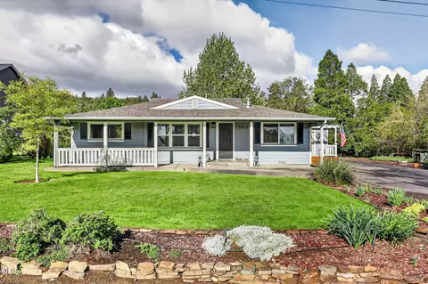 2076 Magnolia Ave, Medford, OR 97501