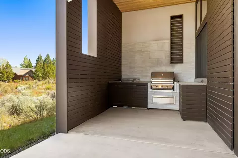Kitchen - 19015 Park Commons Dr, Bend, OR 97703 photo 5 of 5