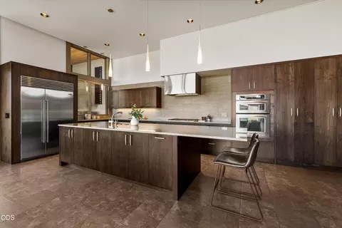 Kitchen - 19015 Park Commons Dr, Bend, OR 97703 photo 4 of 5