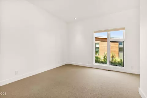 Bedroom - 19015 Park Commons Dr, Bend, OR 97703 photo 3 of 8