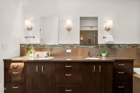 Bath - 19015 Park Commons Dr, Bend, OR 97703 photo 4 of 5