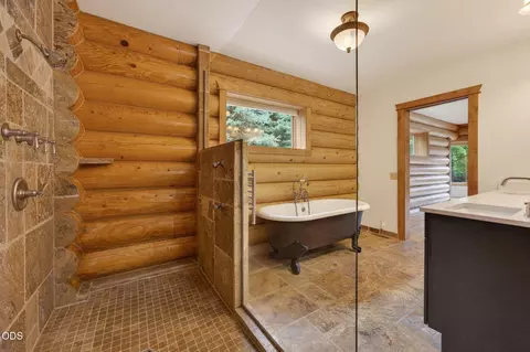 Bath - 16839 Pony Express Way, Bend, OR 97707 photo 1 of 2