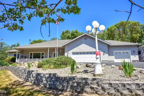 799 Three Pines Rd, Grants Pass, OR 97526