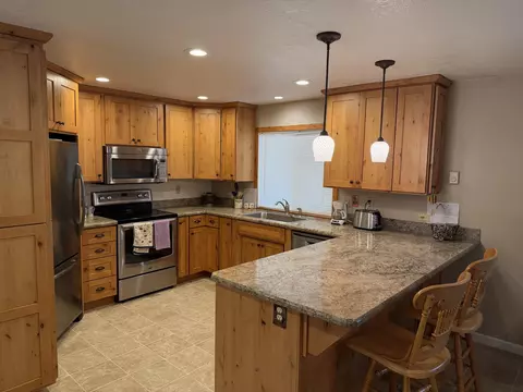 Kitchen - 15740 Cornell Rd, La Pine, OR 97739 photo 2 of 4