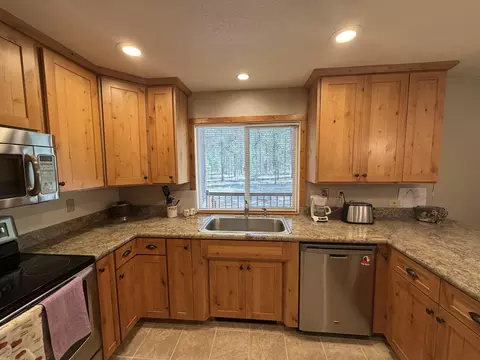 Kitchen - 15740 Cornell Rd, La Pine, OR 97739 photo 3 of 4