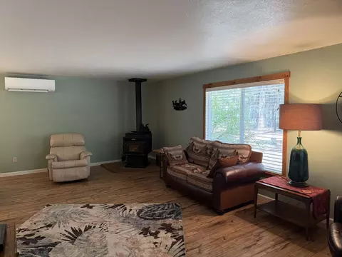 Living - 15740 Cornell Rd, La Pine, OR 97739 photo 2 of 5