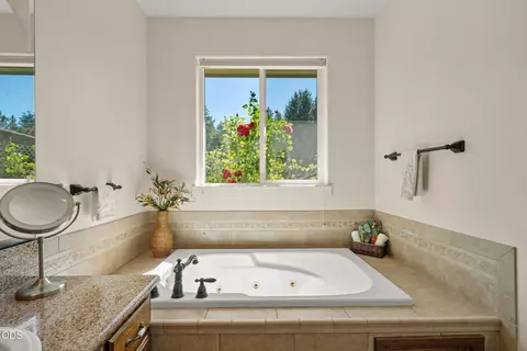 Bath - 523 E Forks Cir, Cave Junction, OR 97523 photo 3 of 4