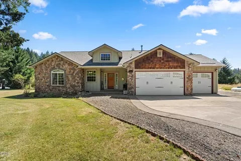 523 E Forks Cir, Cave Junction, OR 97523