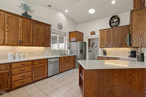 Kitchen - 523 E Forks Cir, Cave Junction, OR 97523 photo 4 of 5