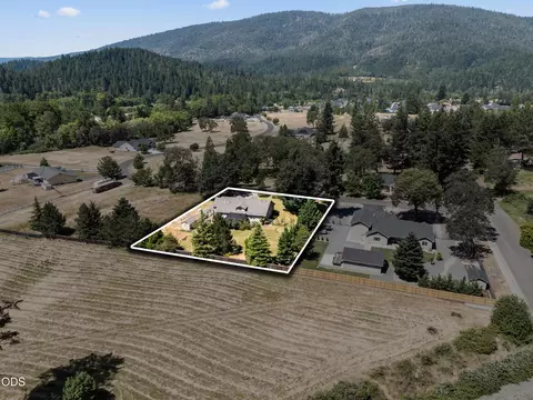 View/Area - 523 E Forks Cir, Cave Junction, OR 97523 photo 6 of 9