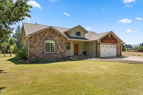 Exterior - 523 E Forks Cir, Cave Junction, OR 97523 photo 3 of 17