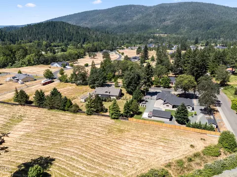 View/Area - 523 E Forks Cir, Cave Junction, OR 97523 photo 4 of 9