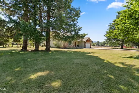 Exterior - 523 E Forks Cir, Cave Junction, OR 97523 photo 4 of 17