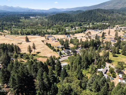View/Area - 523 E Forks Cir, Cave Junction, OR 97523 photo 5 of 9