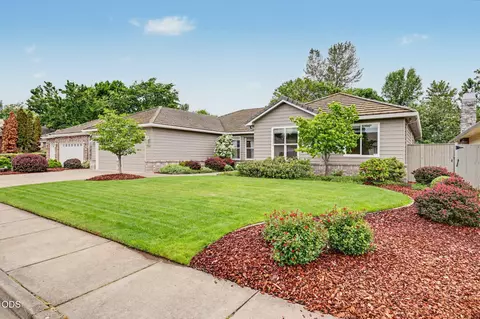 3348 Creek View Dr, Medford, OR 97504