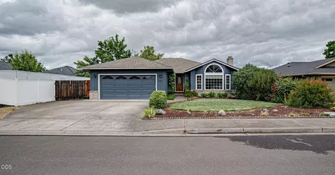 3281 Ford Dr, Medford, OR 97504
