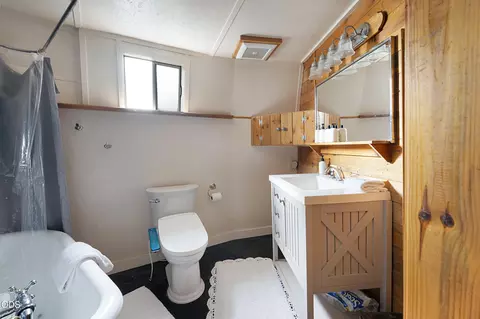 Bath - 15453 Liberty Rd, La Pine, OR 97739 photo 1 of 2