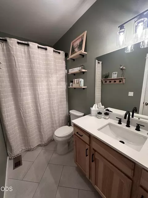 Bath - 34541 Castle Dr, Chiloquin, OR 97624 photo 3 of 3