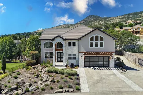 1013 Roxy Ann Rd, Medford, OR 97504