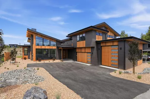 3114 NW Crossing Dr, Bend, OR 97703