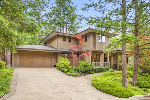 611 Forest St, Ashland, OR 97520