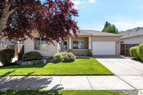 821 Isherwood Dr, Central Point, OR 97502