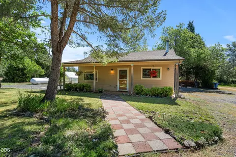 225 Hummingbird Rd, Cave Junction, OR 97523