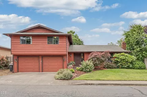 962 NE 11th St, Grants Pass, OR 97526