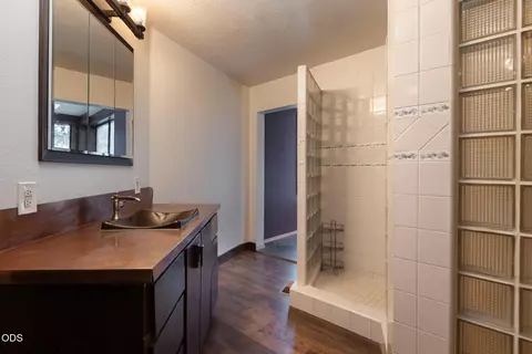 Bath - 26275 Willard Rd, Bend, OR 97701 photo 2 of 6