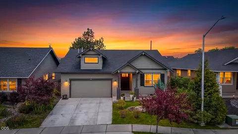 270 NW 33rd St, Redmond, OR 97756
