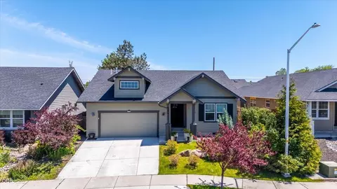 270 NW 33rd St, Redmond, OR 97756