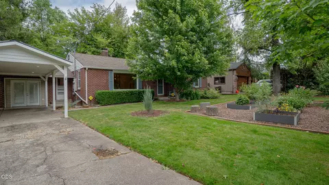 135 S Keene Way Dr, Medford, OR 97504